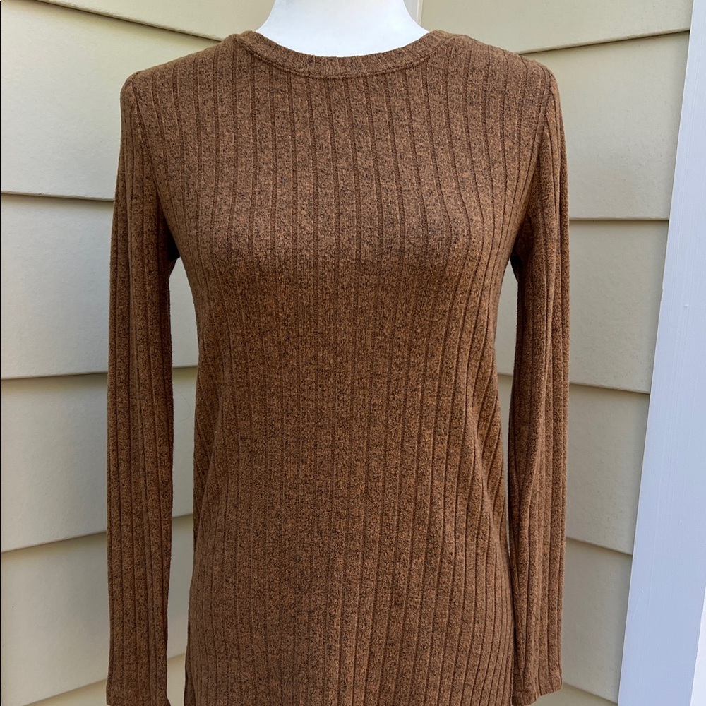 Lou & Grey Cozy Ribbed Minimalist Crewneck Lightweight Top in Warm Chestnut